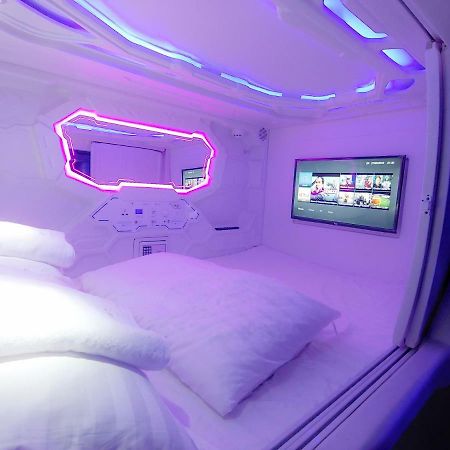 Met A Space Pod @ Asoke Bangkok Luaran gambar