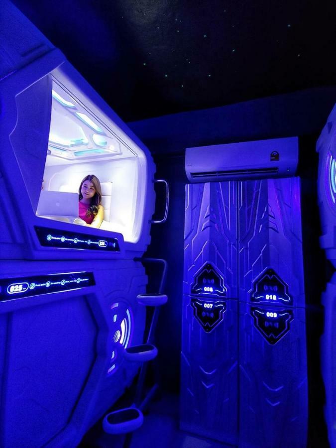 Met A Space Pod @ Asoke Bangkok Luaran gambar