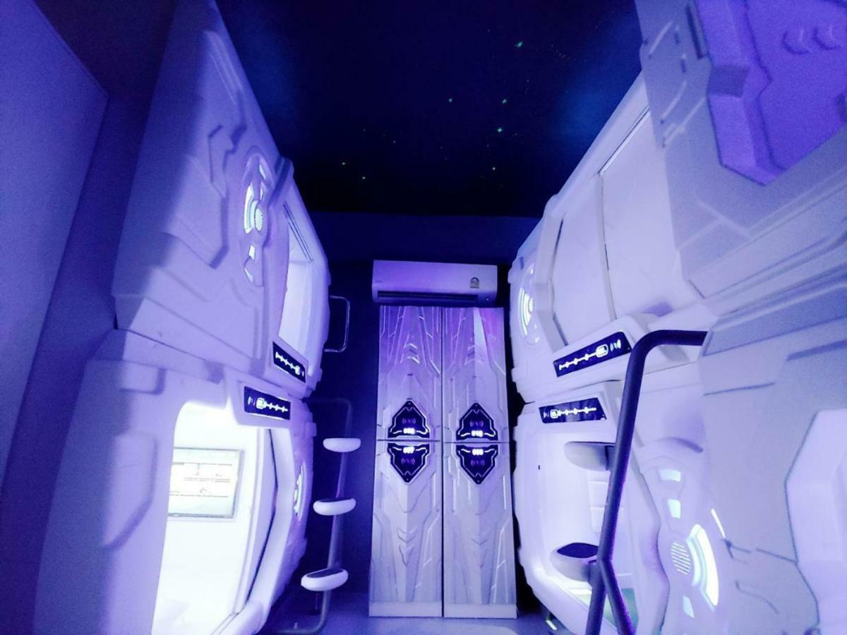 Met A Space Pod @ Asoke Bangkok Luaran gambar