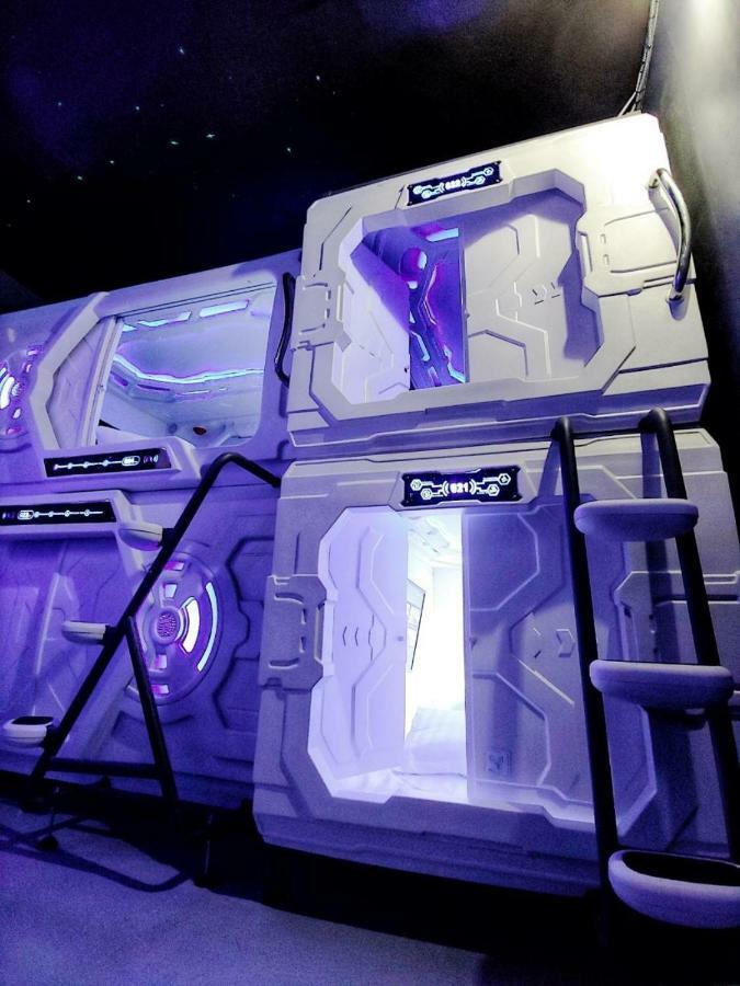 Met A Space Pod @ Asoke Bangkok Luaran gambar