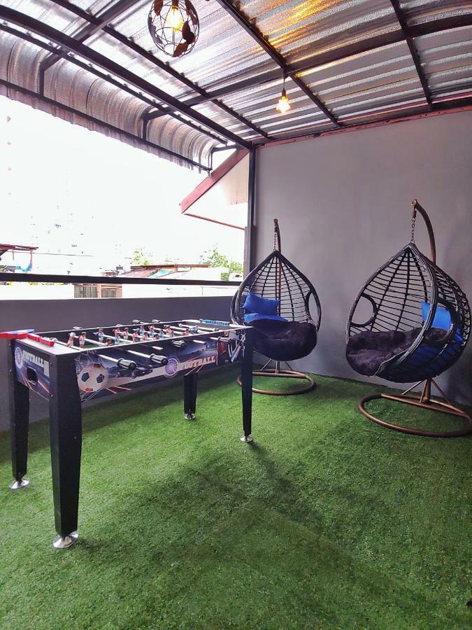 Met A Space Pod @ Asoke Bangkok Luaran gambar
