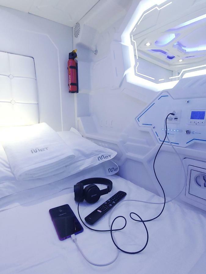Met A Space Pod @ Asoke Bangkok Luaran gambar