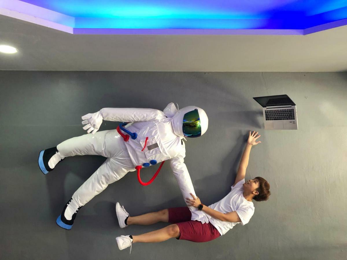 Met A Space Pod @ Asoke Bangkok Luaran gambar