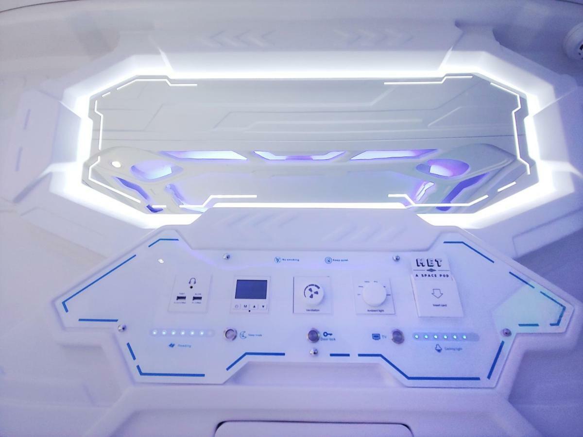 Met A Space Pod @ Asoke Bangkok Luaran gambar