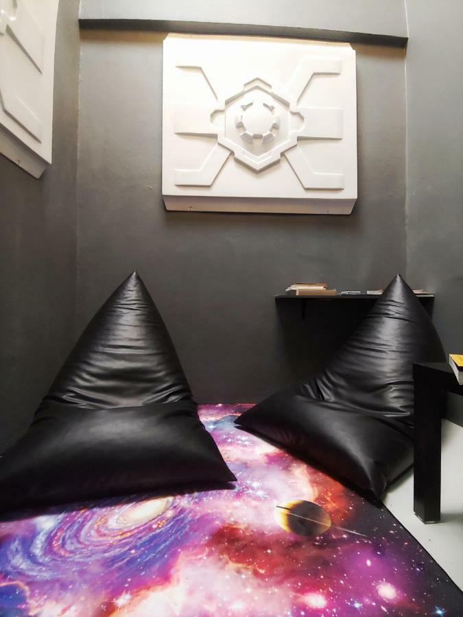 Met A Space Pod @ Asoke Bangkok Luaran gambar