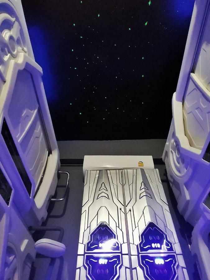 Met A Space Pod @ Asoke Bangkok Luaran gambar
